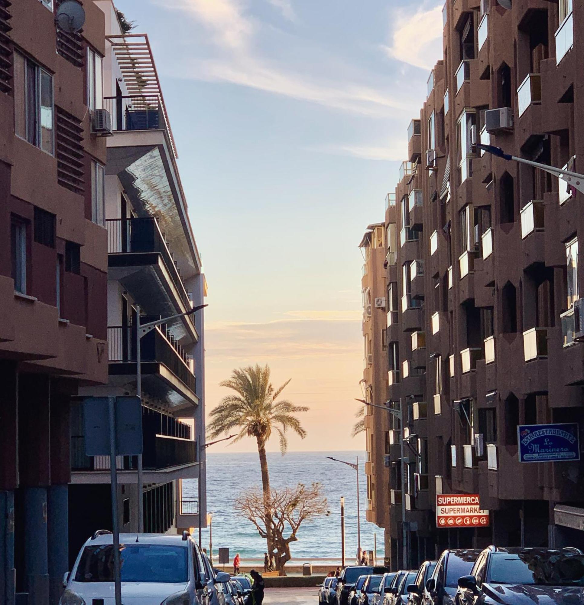 Spanglish Hostel Benidorm Bagian luar foto