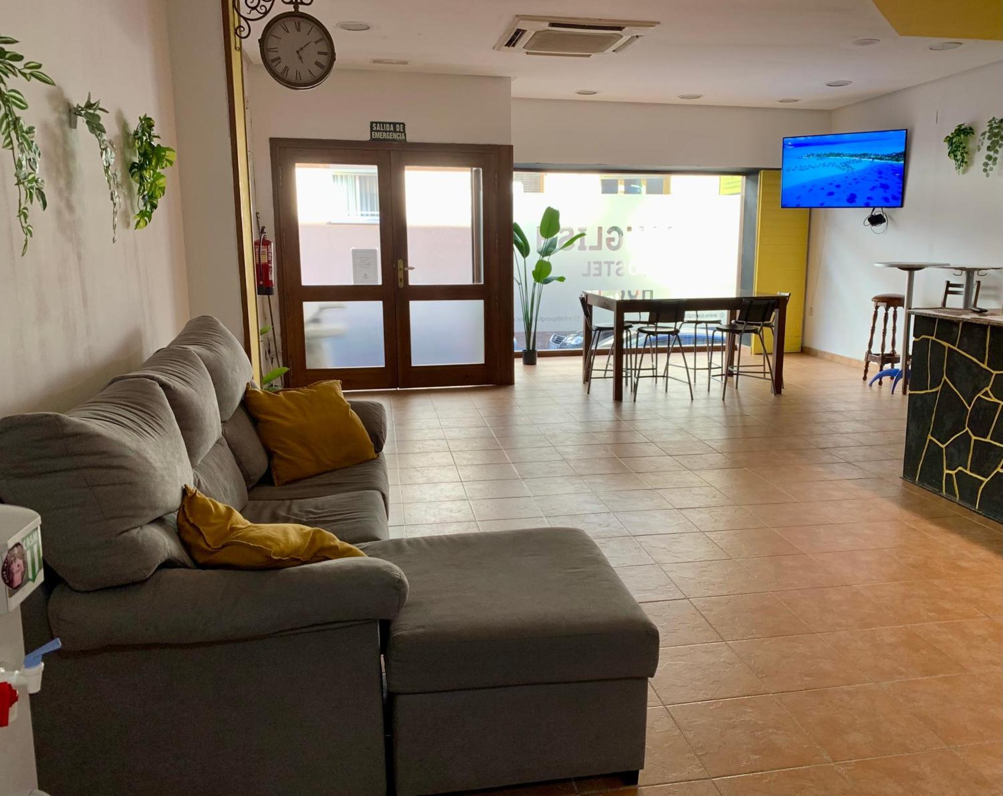 Spanglish Hostel Benidorm Bagian luar foto