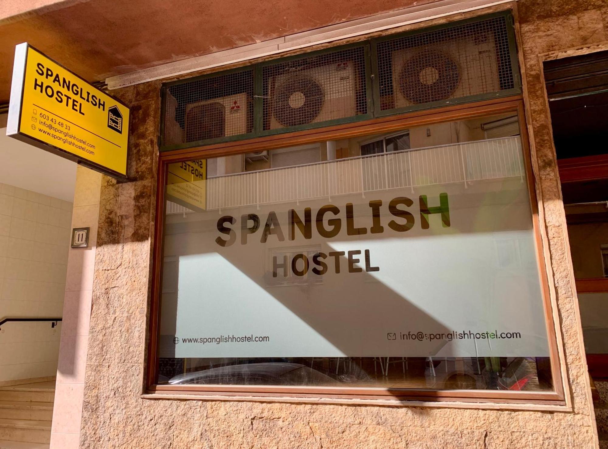 Spanglish Hostel Benidorm Bagian luar foto
