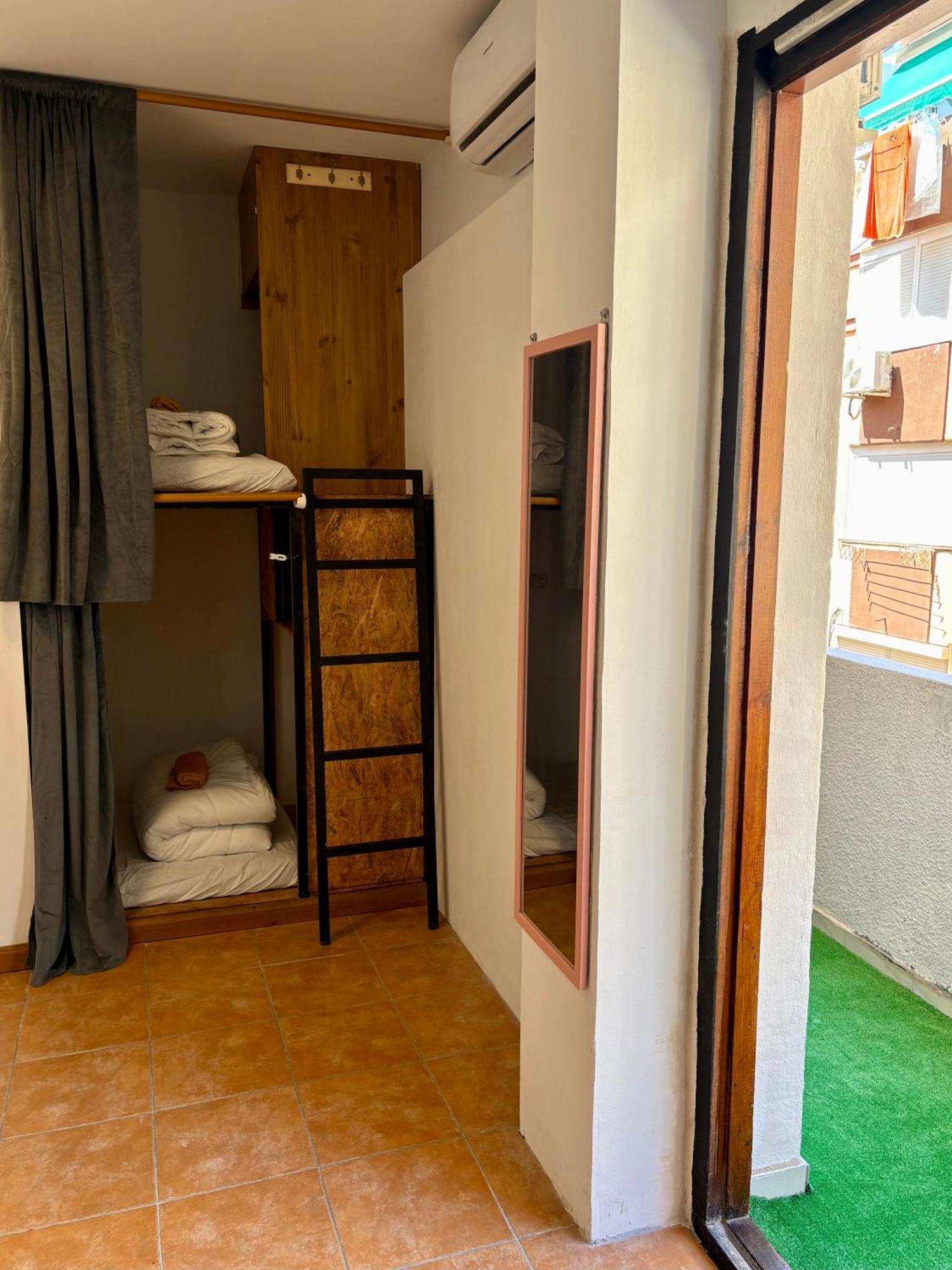 Spanglish Hostel Benidorm Bagian luar foto