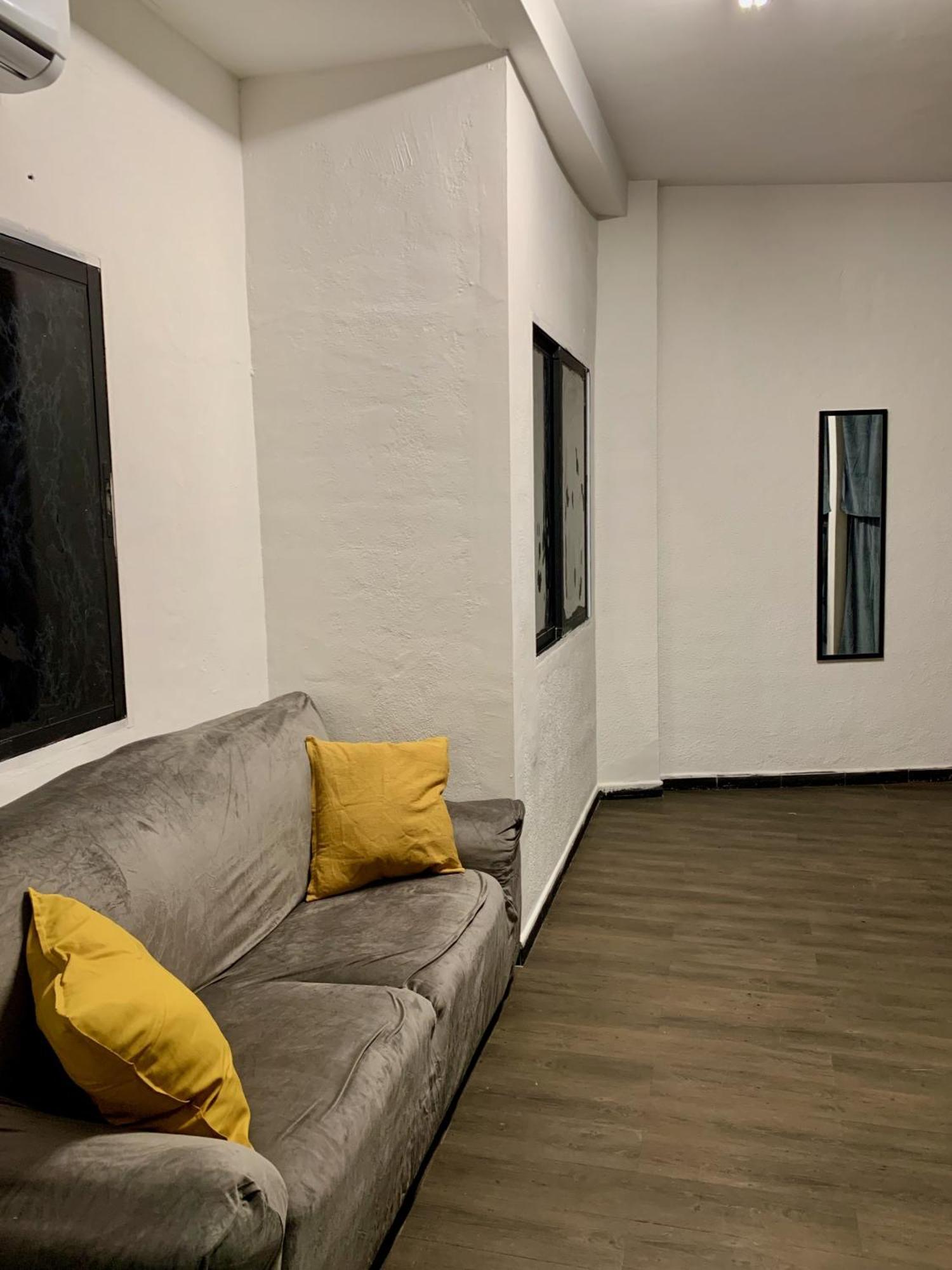 Spanglish Hostel Benidorm Bagian luar foto